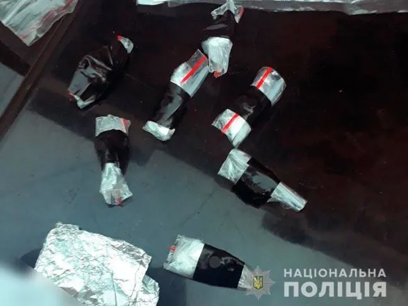 В Черновцах полиция изъяла 7 свертков с веществом, похожим на наркотическое