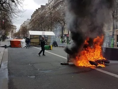 Протесты "желтых жилетов": в Париже горел банк, задержано 64 человека