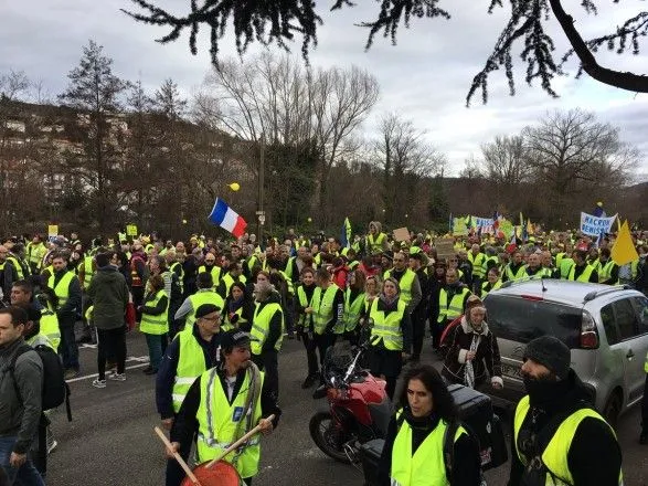 "Желтые жилеты" в Париже: стычки у Елисейских полей и 20 задержанных