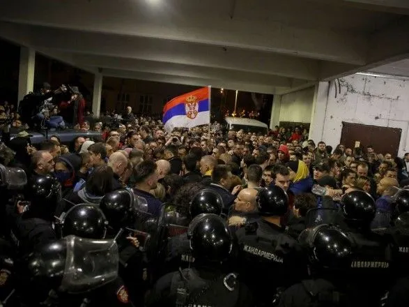 mvs-serbiyi-povidomilo-pro-zatrimannya-semi-uchasnikiv-protestiv-v-belgradi