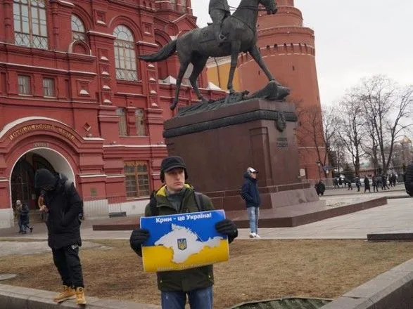 v-tsentri-moskvi-aktivist-viyshov-na-poodinokiy-piket-na-pidtrimku-ukrayini