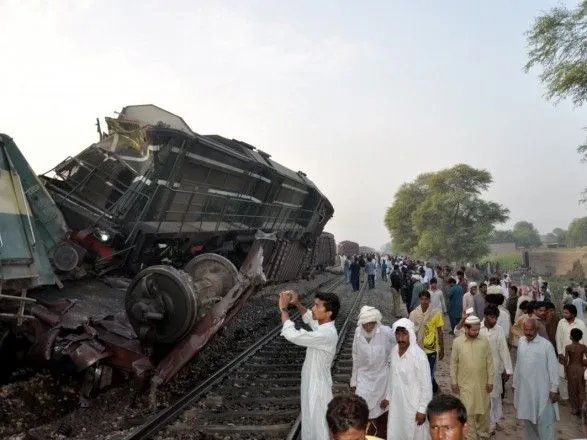 В Пакистане из-за взрыва на путях с рельсов сошел поезд, 4 погибших