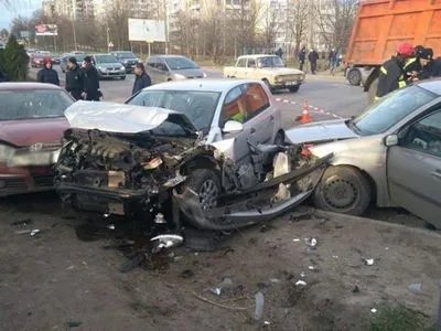 Во Львове в ДТП столкнулись три легковушки, есть пострадавшая