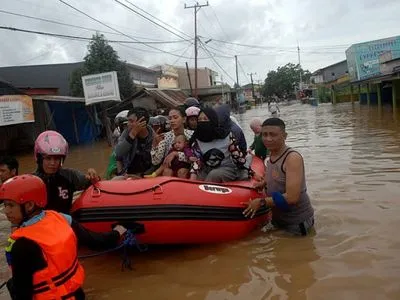 В результате наводнения в Индонезии погибли 63 человека, десятки числятся пропавшими без вести