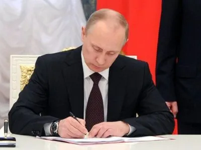 Путін підписав закон про блокування "фейкових новин"