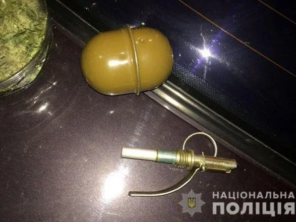 В Донецкой области мужчина в гараже прятал гранату и наркотики