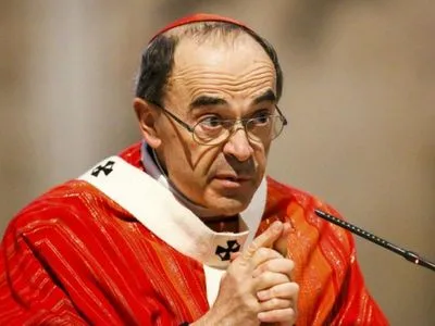 Засуджений за приховування домагань французький кардинал зустрівся з Папою Римським