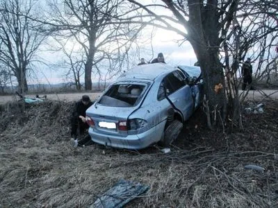 В ДТП с деревом изувечен автомобиль, есть погибший