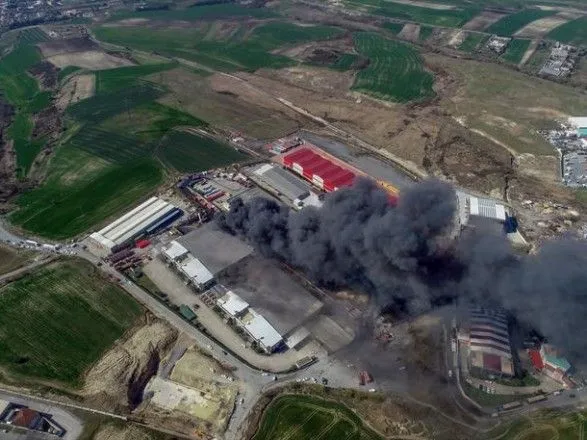 В Стамбуле горит химическая фабрика