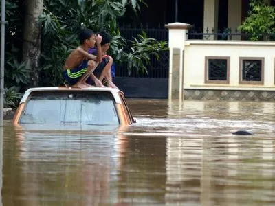 Наводнение в Индонезии: уже 77 жертв