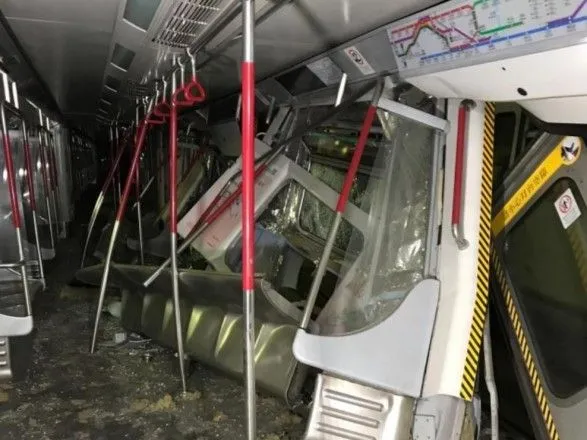 В метро Гонконгу зіткнулися два потяги