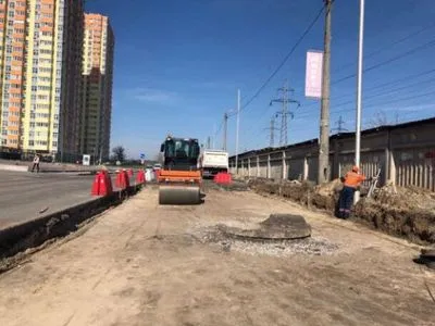 На вул. Сім’ї Кульженків тривають роботи з ремонту дороги та облаштування нового освітлення - КМДА