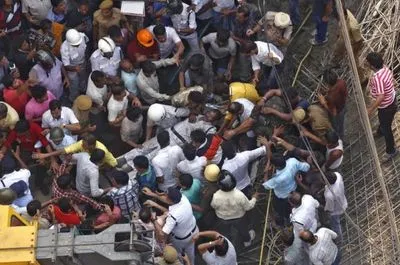В Індії обвалився ТРЦ: одна людина загинула, десятки опинилися під завалами