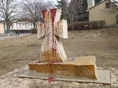В Харьковской области вандалы краской облили памятник "Казацкий крест"