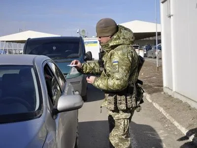 У чергах на КПВВ на Донбасі зібралось майже 300 автівок