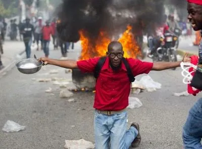 Парламент Гаити выступил за отставку премьера и правительства страны