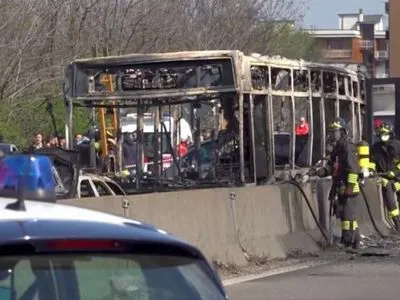В Италии преступник поджег автобус с детьми