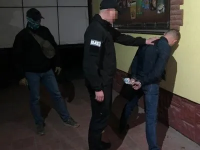 В Хмельницкой области на взятке задержали двух полицейских