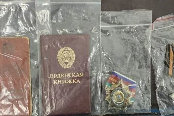 na-kordoni-z-moldovoyu-ta-rumuniyeyu-viyavili-revolver-i-radyanski-ordeni