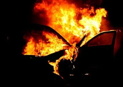 На столичном авторынке сгорело 7 автомобилей