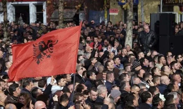 Протесты в Албании: митингующие пытались прорваться в здание парламента