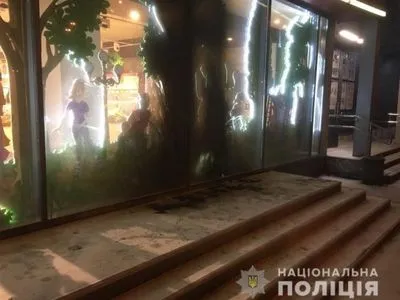 Полиция разыскивает двух человек, которые подожгли Roshen на левом берегу Киева