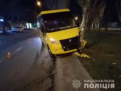 У Миколаєві маршрутка з пасажирами зіткнулась з деревом, є постраждалі