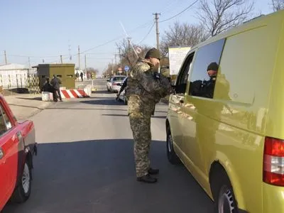 В очередях на КПВВ на Донбассе застряли 300 автомобилей