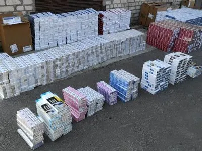 Одеські митники упередили незаконне переміщення понад 20 тисяч пачок сигарет