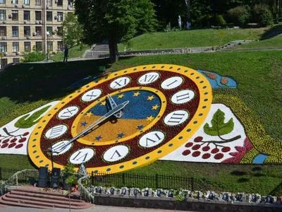Столичные власти рассказали о будущем цветочных часов на Майдане