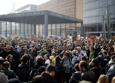 В ФРГ тысячи жителей вышли на акции за "спасение интернета"