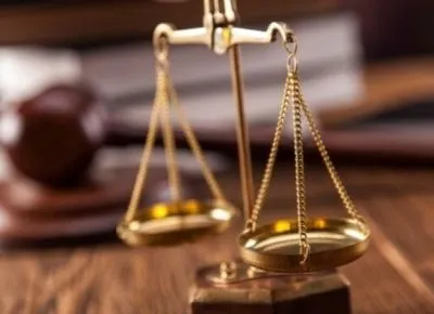 Адвокат кинув стільцем у суддю та розбив його iPhone