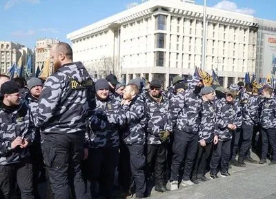 Несколько тысяч митингующих двинулись с Майдана к правительственному кварталу