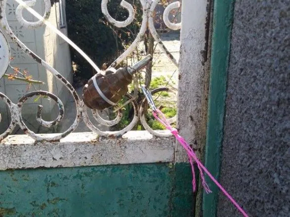 Житель Одещини на воротах свого будинку знайшов гранату