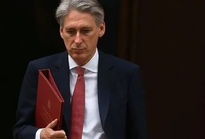 Министр финансов Великобритании выступил против отставки Мэй