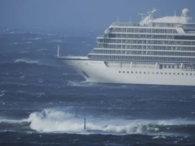 З круїзного лайнера поблизу берегів Норвегії евакуювали майже 400 осіб