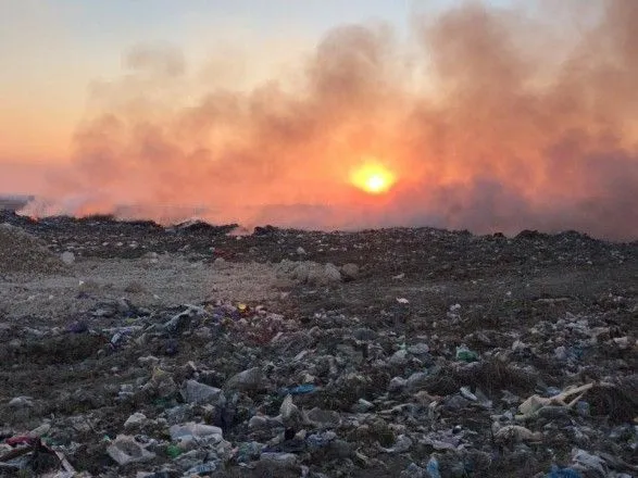 Пожар на свалке во Львовской области продолжают тушить
