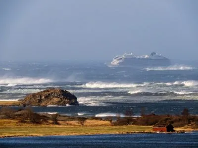 Евакуація з норвезького лайнера триватиме усю ніч, з'явилися відео НП