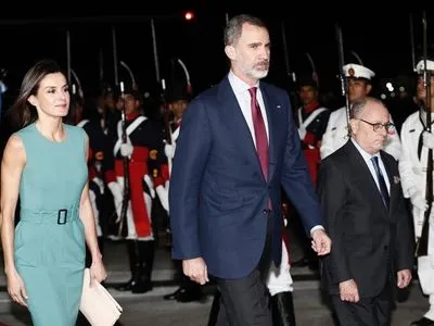 Королівське подружжя Іспанії не могло покинути протягом години літак через низький трап