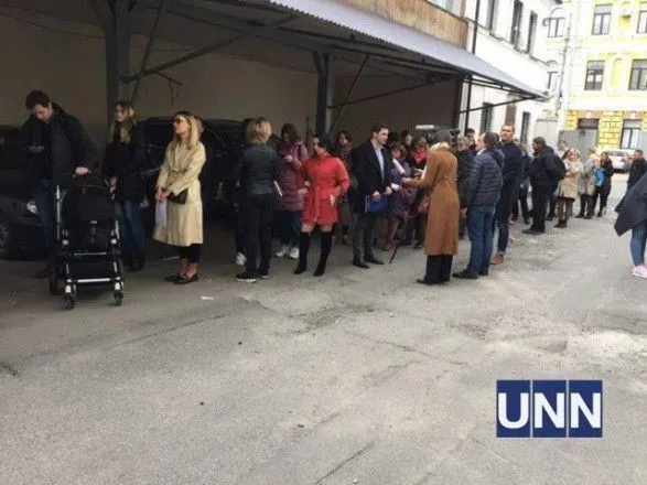 В последний день смены места голосования в Киеве наблюдаются двухчасовые очереди