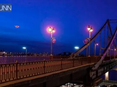 Парковый мост в столице подсветили фиолетовым цветом