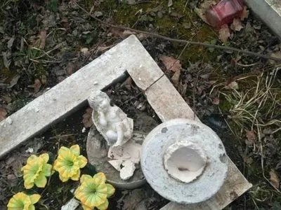 У Чернівецькій області вандали пошкодили 8 могил