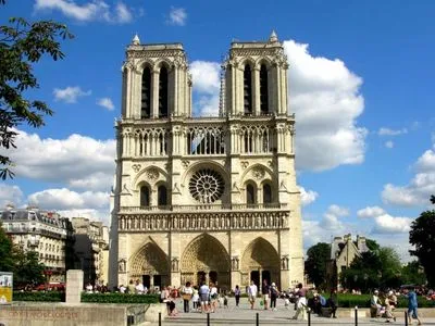 В Париже мужчина забрался на небоскреб, чтоб помочь собору Парижской Богоматери
