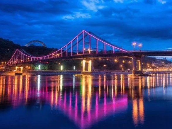 Парковый мост в столице подсветят фиолетовым цветом