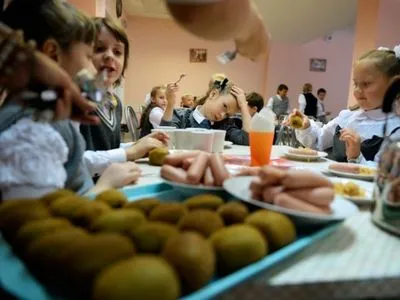 Влада Києва хоче встановити комунальну монополію на шкільні обіди