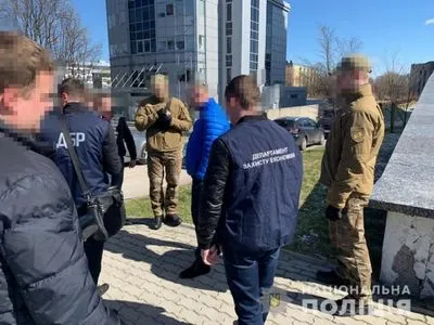 Во Львове на взятке задержали инспектора ГФС
