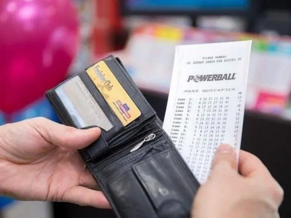 Австралиец шел к лотерейному выигрышу 30 лет