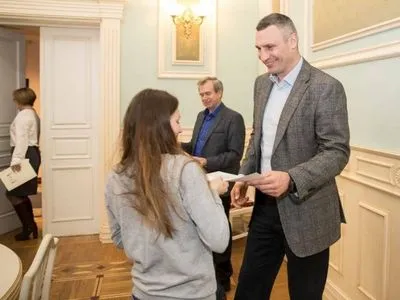 Кличко вручил ключи от 24 квартир детям-сиротам и детям, лишенным родительской опеки