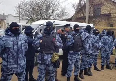 Після масових обшуків у Криму затримані вже 17 осіб