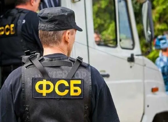 Обыски в Крыму: в ФСБ увезли уже 16 человек